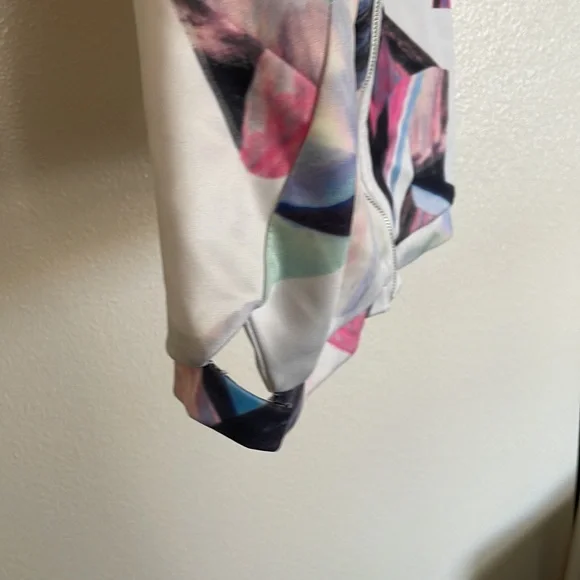 PDC New York sleeveless white, blue, pink pattern crop top (XL) - Picture 3 of 4